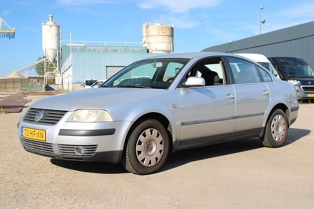 Grijs Gebruikt 2001 VW Passat Sedan | € 599 (Goede deal) - Afbeelding 1/4
