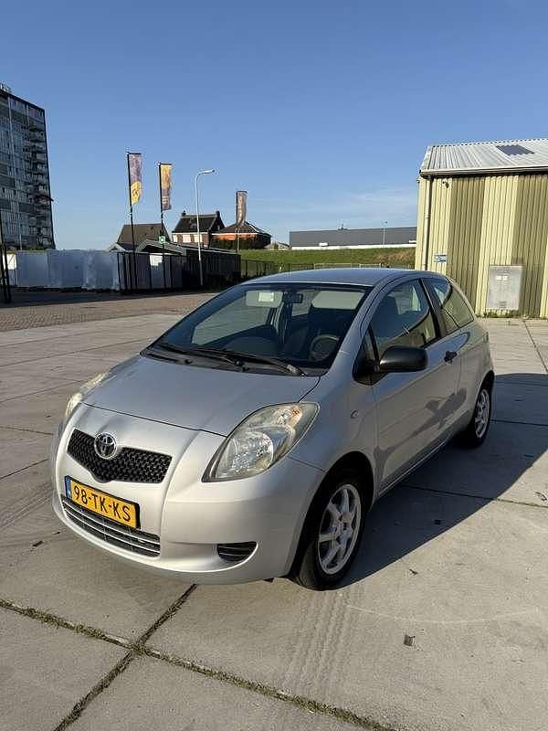 Grijs Gebruikt 2006 Toyota Yaris Verso Terra MPV | € 1.850 (Eerlijke prijs) - Afbeelding 1/4