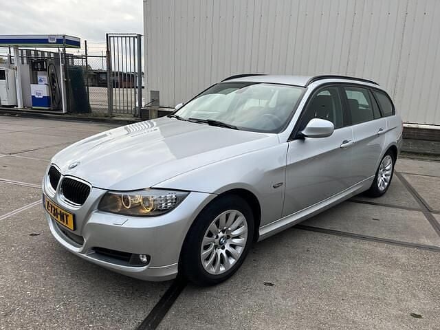 Grijs Gebruikt 2010 BMW 318 Stationwagen | € 3.799 (Super prijs) - Afbeelding 1/4