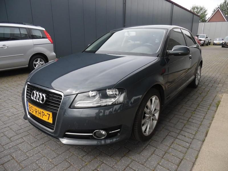 Grijs, metallic lak Gebruikt 2011 Audi A3 Comfort Hatchback | € 3.995 (Eerlijke prijs) - Afbeelding 1/4