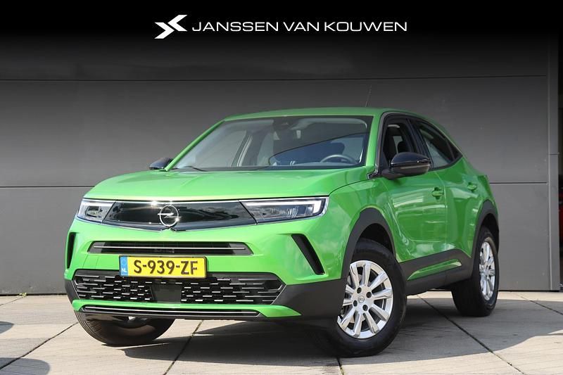 Groen Gebruikt 2023 Opel Mokka SUV | € 22.395 (Eerlijke prijs) - Afbeelding 1/4