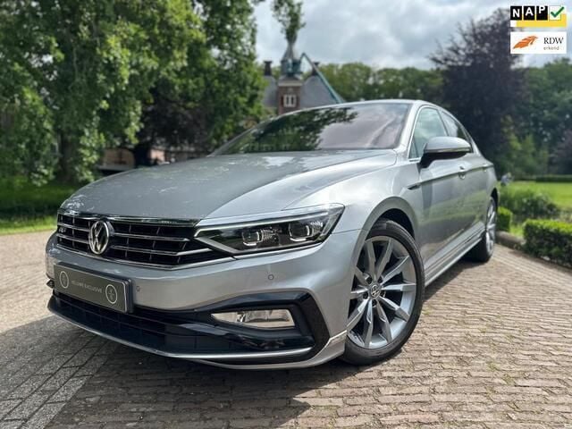 Grijs, metallic lak Gebruikt 2020 VW Passat Business Sedan | € 20.888 (Eerlijke prijs) - Afbeelding 1/4
