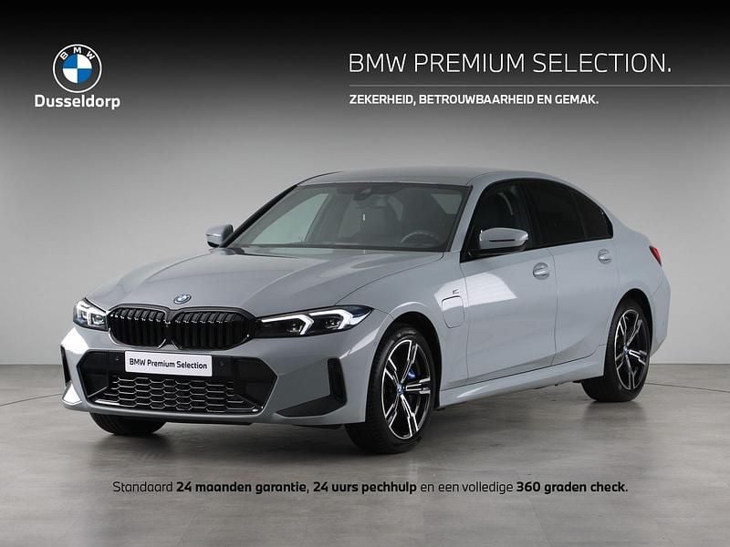Brooklyn grau (grijs metallic) Gebruikt 2024 BMW 330e M Sport Sedan | € 43.950 (Super prijs) - Afbeelding 1/4