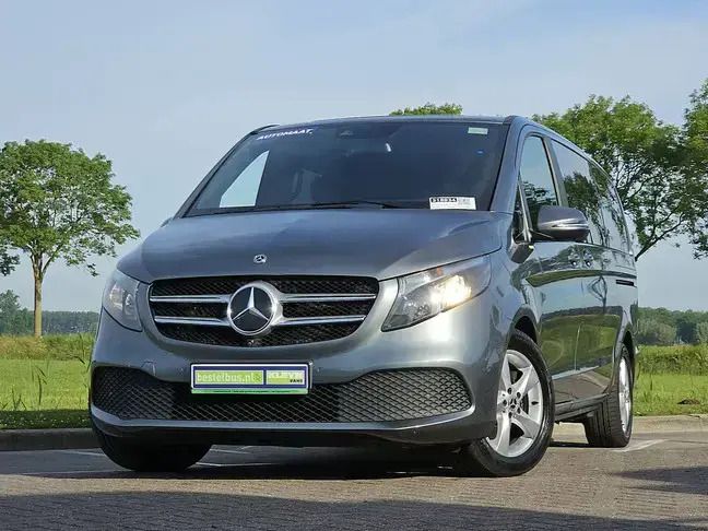 Zwart Gebruikt 2020 Mercedes V220 MPV | € 29.950 - Afbeelding 1/3