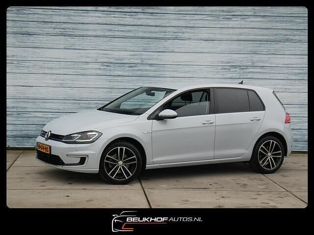 Wit (metallic) Occasion 2018 VW e-Golf Hatchback | € 9.950 (Goede deal) - Afbeelding 1/4