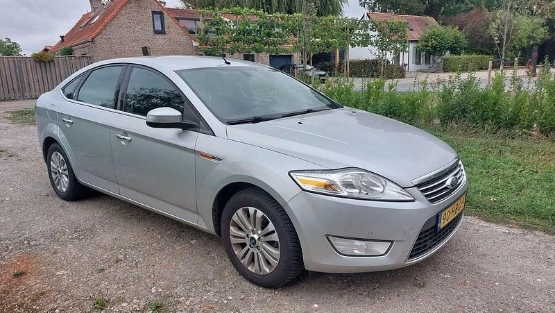 Zilver Gebruikt 2008 Ford Mondeo Ghia Hatchback | € 5.500 - Afbeelding 1/4