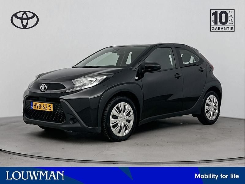 Zwart Gebruikt 2023 Toyota Aygo Limited Hatchback | € 16.900 (Eerlijke prijs) - Afbeelding 1/3