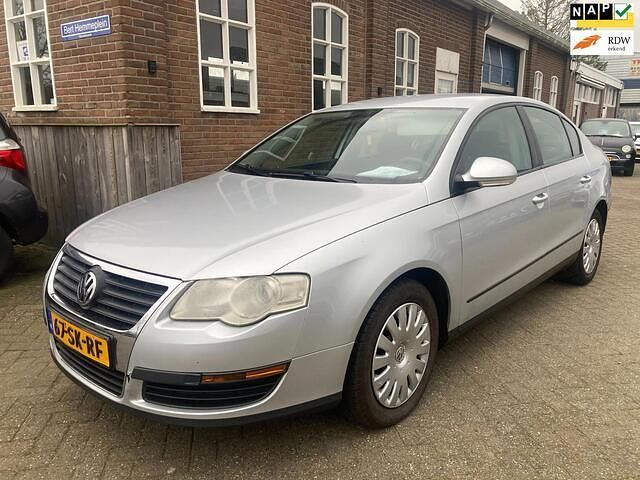 Grijs Gebruikt 2006 VW Passat Trendline Sedan | € 1.749 (Goede deal) - Afbeelding 1/4