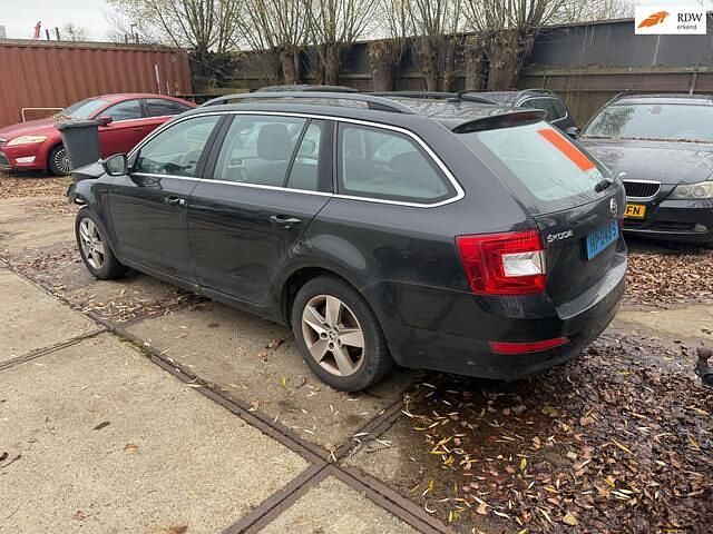 Zwart Occasion 2015 Skoda Octavia Ambition Stationwagen | € 2.899 (Super prijs) - Afbeelding 1/4