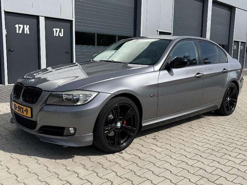 Grijs Gebruikt 2009 BMW 320 Sedan | € 8.400 (Eerlijke prijs) - Afbeelding 1/4