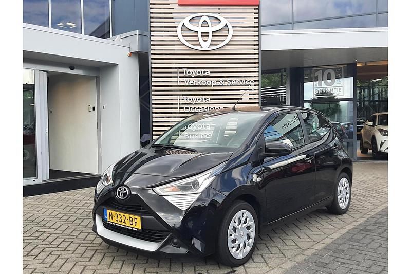 Zwart Gebruikt 2021 Toyota Aygo X X-play SUV | € 12.999 - Afbeelding 1/1