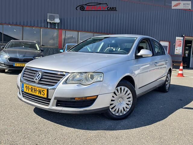 Grijs Gebruikt 2005 VW Passat Trendline Sedan | € 1.999 (Iets duurder) - Afbeelding 1/4