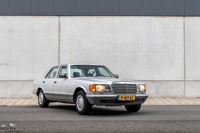 Grijs Gebruikt 1983 Mercedes E500 Sedan | € 16.950 - Afbeelding 1/4