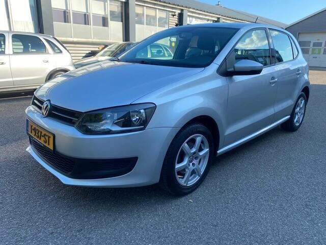 Grijs Gebruikt 2010 VW Polo Highline Hatchback | € 7.250 (Eerlijke prijs) - Afbeelding 1/4