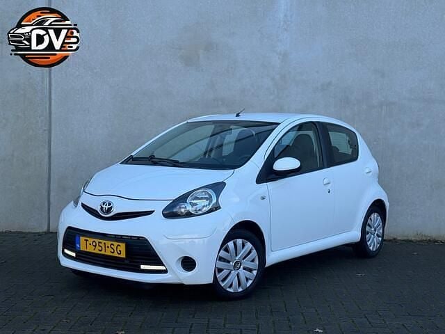 Wit Occasion 2013 Toyota Aygo Comfort Hatchback | € 3.445 (Goede deal) - Afbeelding 1/4