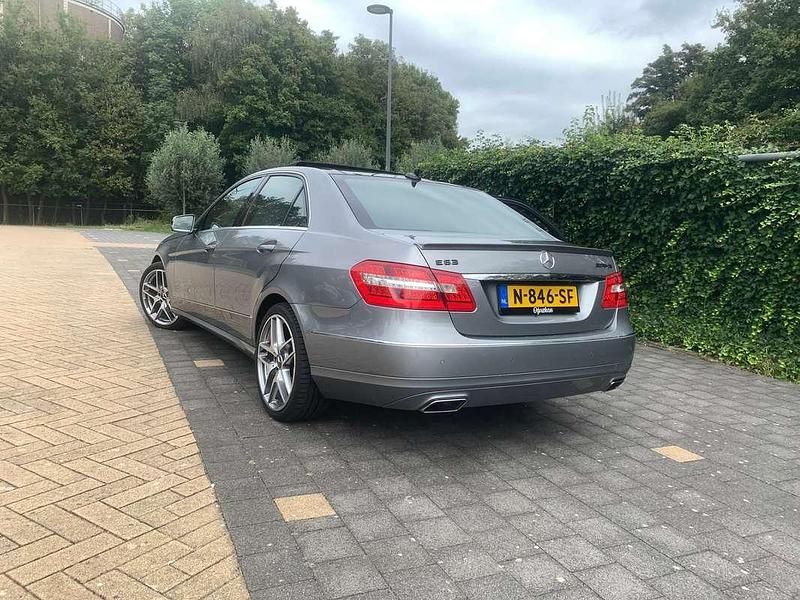 Grijs Gebruikt 2012 Mercedes E350 AMG Sedan | € 7.500 - Afbeelding 1/4