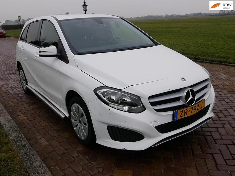 Wit Occasion 2020 Mercedes B220 Ambition MPV | € 6.999 (Eerlijke prijs) - Afbeelding 1/3