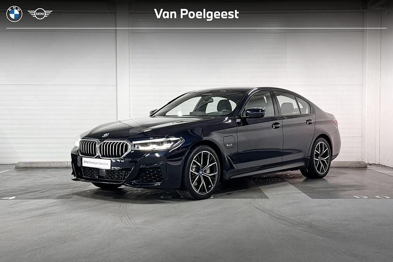 Carbonschwarz metallic (zwart metallic) Gebruikt 2022 BMW 530e Comfort Edition Sedan | € 41.899 (Super prijs) - Afbeelding 1/4