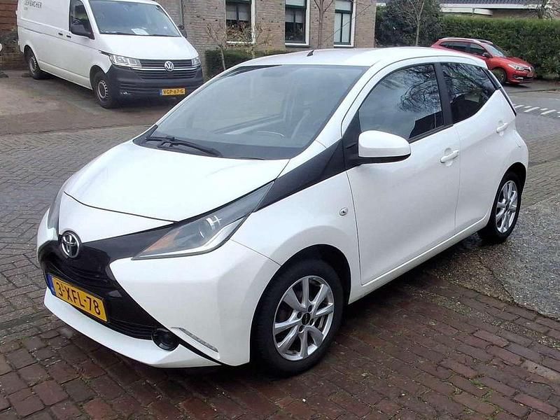 Occasion Toyota Aygo X-play 69 PK (50 kW) 2014 Wit Hatchback