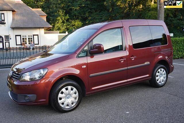 Rood, metallic lak Gebruikt 2012 VW Caddy Trendline MPV | € 8.400 (Goede deal) - Afbeelding 1/4