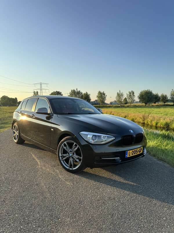 Zwart Gebruikt 2013 BMW 116 Sport Line Hatchback | € 9.750 (Iets duurder) - Afbeelding 1/4