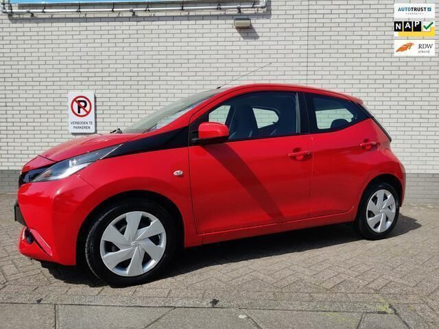 Rood Gebruikt 2018 Toyota Aygo X-play Hatchback | € 9.995 (Eerlijke prijs) - Afbeelding 1/4