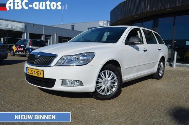 Wit Gebruikt 2011 Skoda Octavia Stationwagen | € 4.645 (Eerlijke prijs) - Afbeelding 1/4