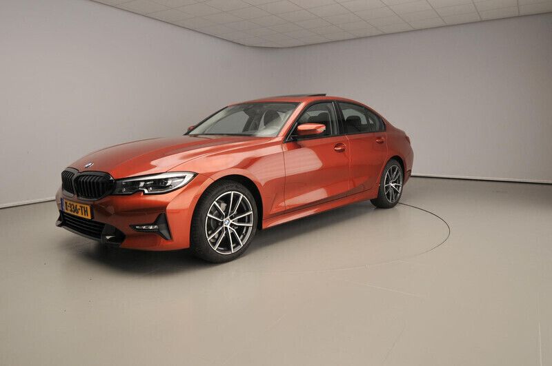 Oranje Gebruikt 2021 BMW 318 Comfort Edition Sedan | € 29.900 (Goede deal) - Afbeelding 1/4