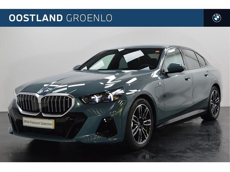 Cape york green (groen metallic) Gebruikt 2025 BMW 530e Comfort Edition Sedan | € 64.950 - Afbeelding 1/4