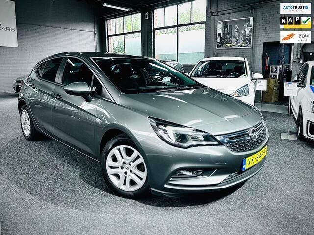 Grijs Gebruikt 2019 Opel Astra Edition Hatchback | € 9.749 (Eerlijke prijs) - Afbeelding 1/4
