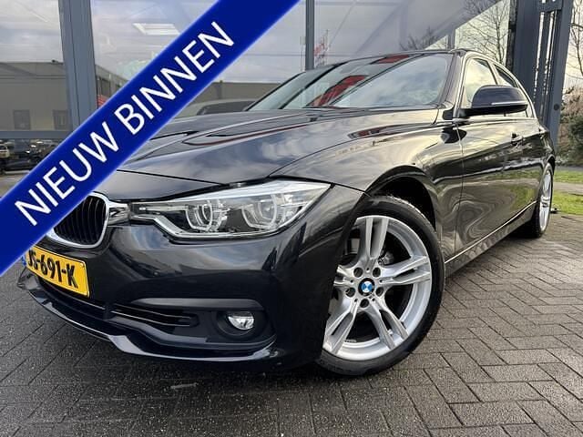 Zwart Occasion 2016 BMW 318 Executive Sedan | € 14.900 (Eerlijke prijs) - Afbeelding 1/4