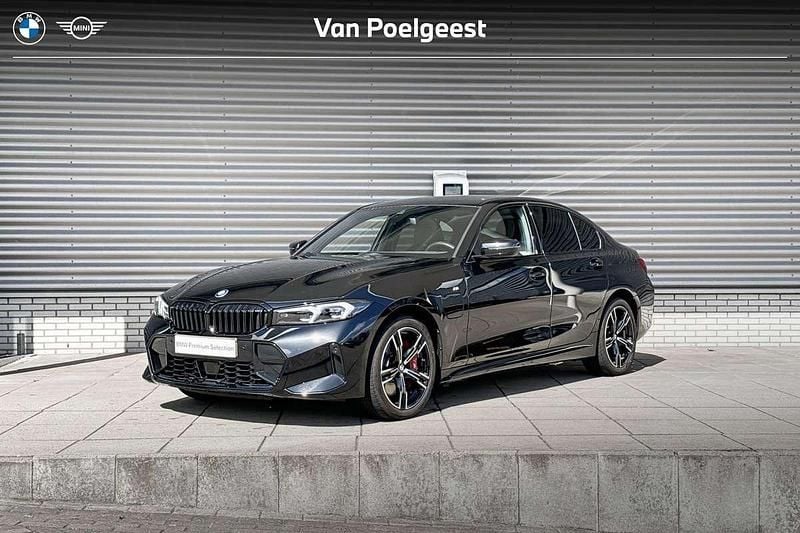 Saphirschwarz metallic (zwart metallic) Gebruikt 2025 BMW 330e Comfort Edition Sedan | € 54.900 (Goede deal) - Afbeelding 1/4