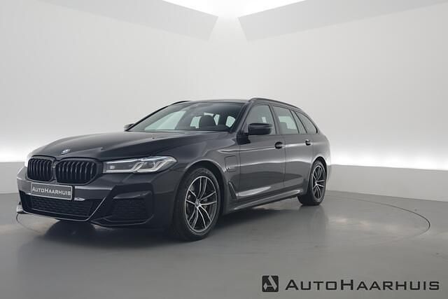 Zwart Gebruikt 2022 BMW 530e M Sport Stationwagen | € 42.750 (Eerlijke prijs) - Afbeelding 1/3