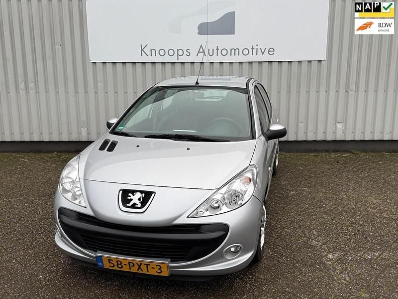 Grijs (metallic) Gebruikt 2011 Peugeot 206 Hatchback | € 2.745 (Eerlijke prijs) - Afbeelding 1/4