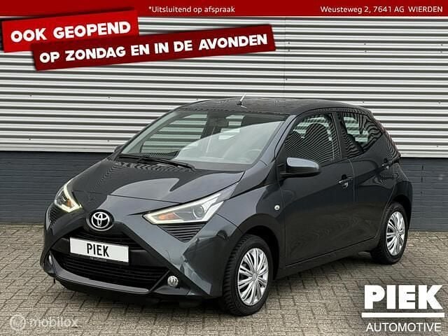 Grijs Gebruikt 2019 Toyota Aygo X-play Hatchback | € 11.999 (Goede deal) - Afbeelding 1/3