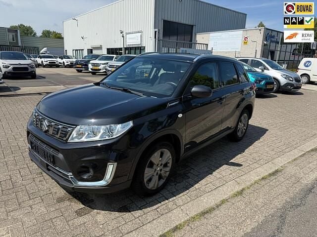 Zwart Gebruikt 2019 Suzuki Vitara Comfort SUV | € 16.850 (Eerlijke prijs) - Afbeelding 1/4
