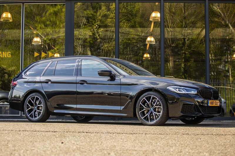 Zwart, metallic lak Gebruikt 2024 BMW 530 M Sport Stationwagen | € 49.950 (Super prijs) - Afbeelding 1/4