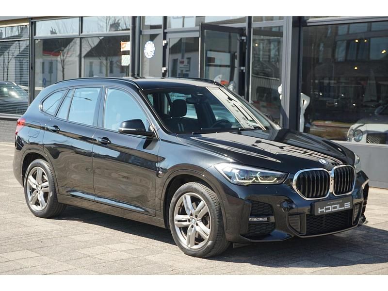 Zwart Gebruikt 2021 BMW X1 Executive SUV | € 24.930 (Goede deal) - Afbeelding 1/4