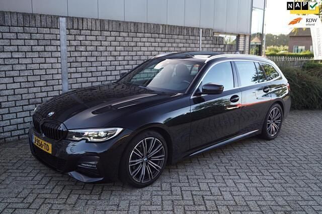Zwart Gebruikt 2020 BMW 318 Executive Stationwagen | € 21.850 (Eerlijke prijs) - Afbeelding 1/4