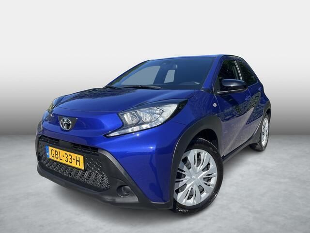 Blauw Gebruikt 2024 Toyota Aygo Play Hatchback | € 17.999 (Eerlijke prijs) - Afbeelding 1/4