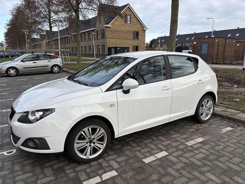 Wit Occasion 2009 Seat Ibiza Stylance Hatchback | € 4.300 (Iets duurder) - Afbeelding 1/4