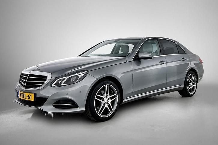 Grijs Gebruikt 2014 Mercedes E200 Ambition Sedan | € 14.995 (Eerlijke prijs) - Afbeelding 1/3