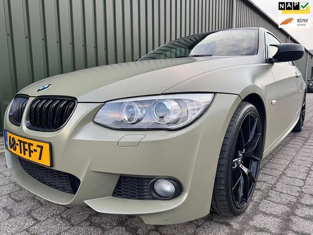 Groen Occasion 2012 BMW 320 Sport Line Coupé | € 10.950 (Eerlijke prijs) - Afbeelding 1/4
