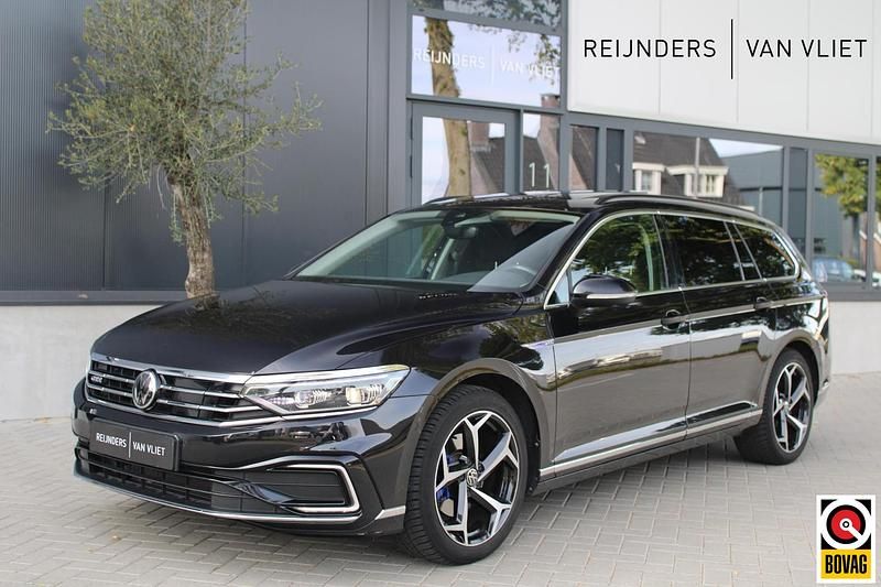 Zwart Gebruikt 2021 VW Passat Business Stationwagen | € 24.890 (Eerlijke prijs) - Afbeelding 1/4