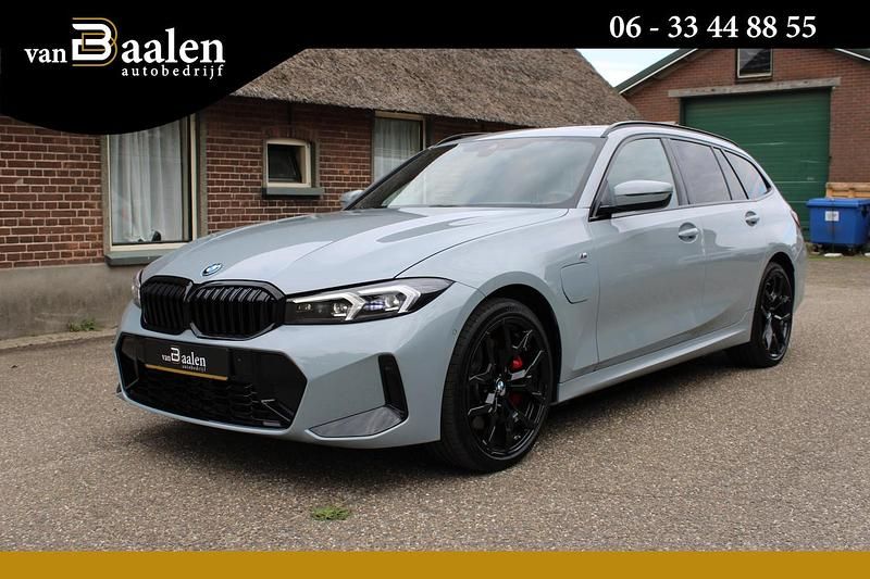 Grijs (parellak) Gebruikt 2024 BMW 330e M Sport Stationwagen | € 47.950 (Super prijs) - Afbeelding 1/4