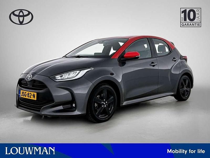 Grijs Occasion 2022 Toyota Yaris Hybrid Premium Hatchback | € 20.450 (Eerlijke prijs) - Afbeelding 1/4