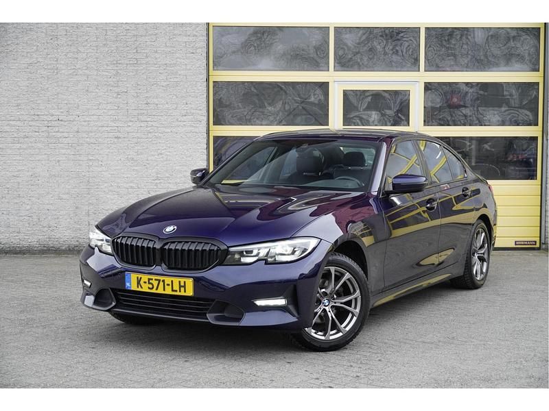 Blauw (metallic) Occasion 2021 BMW 318 Executive Sedan | € 25.950 (Super prijs) - Afbeelding 1/1