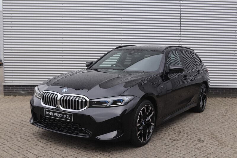 Zwart Nieuw 2025 BMW 330e Executive Stationwagen | € 75.322 (Eerlijke prijs) - Afbeelding 1/4