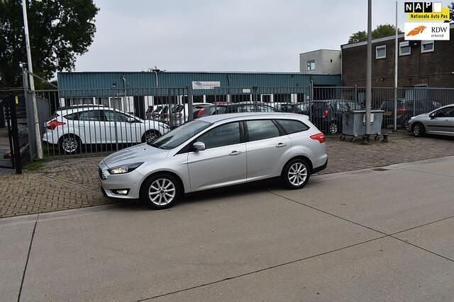 Grijs Gebruikt 2017 Ford Focus Titanium Stationwagen | € 5.950 (Goede deal) - Afbeelding 1/4