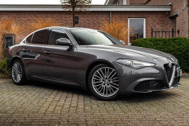 Grijs Occasion 2019 Alfa Romeo Giulia Super Sedan | € 26.900 (Goede deal) - Afbeelding 1/4